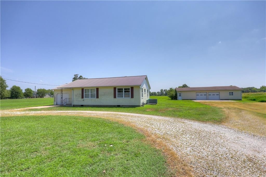 1030 W Country Road