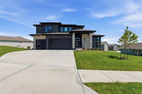 Photo of 1628 SW Arborway Terrace, Lees Summit, MO 64082 (MLS # 2620689)