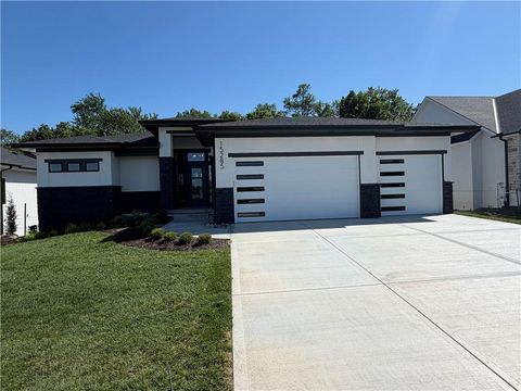 Photo of 15285 W 162nd Street, Olathe, KS 66062 (MLS # 2555859)