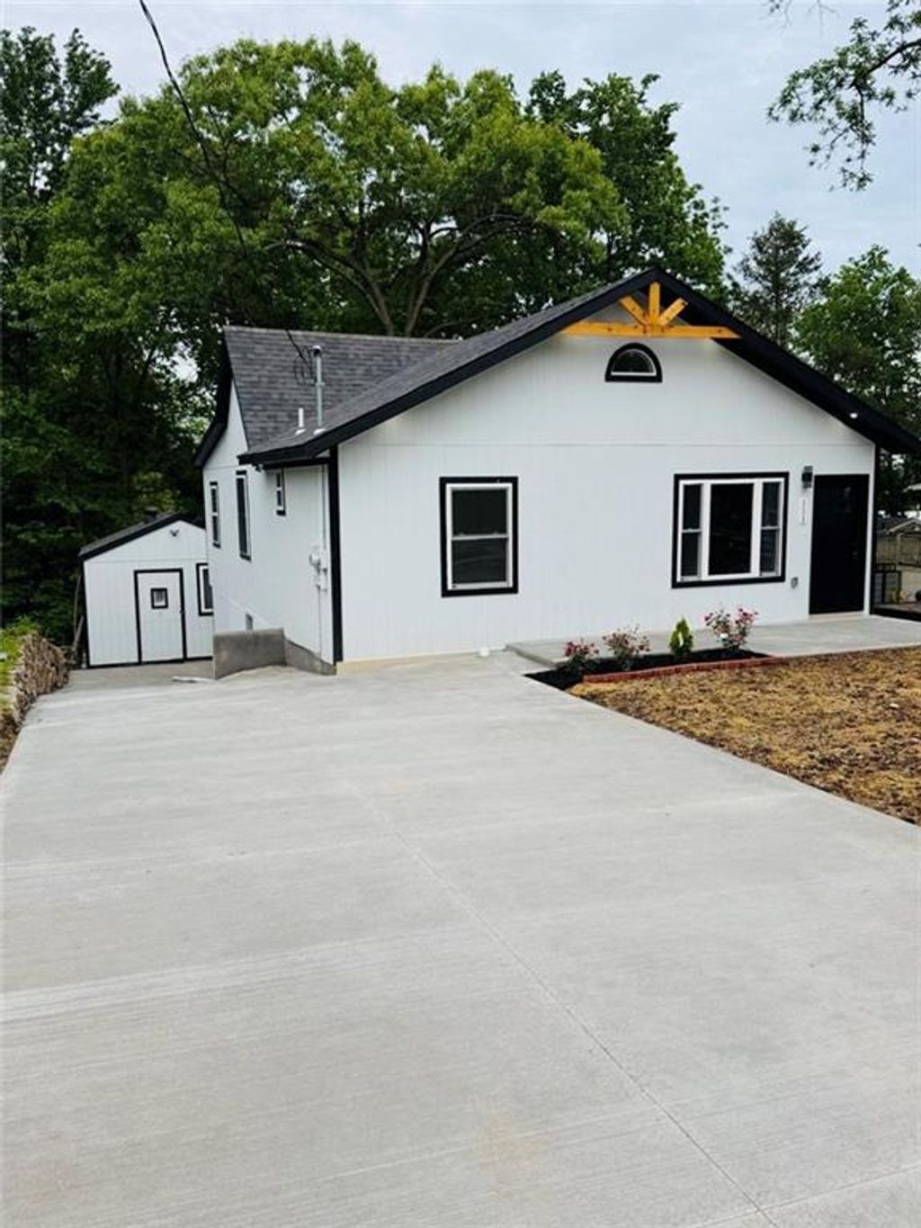 Photo of 111 Emerson Avenue, Bonner Springs, KS 66012 (MLS # 2618727)