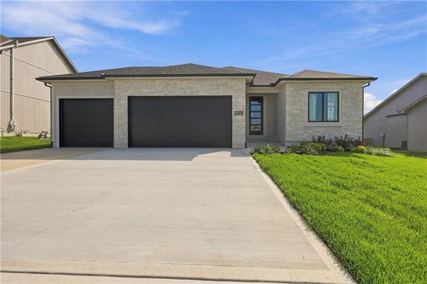 2368 NE COLONNADE AVE, BLUE SPRINGS, MO 64029 - Image d6b5736473bfe7c8a83a7860ec9e8160/3694595659