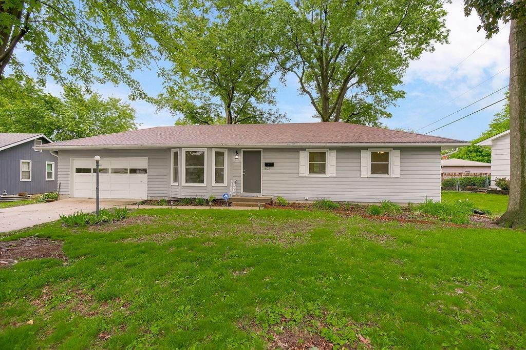 Photo of 605 NW Lakeview Road, Blue Springs, MO 64014 (MLS # 2618488)