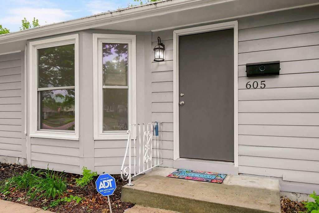 Photo of 605 NW Lakeview Road, Blue Springs, MO 64014 (MLS # 2618488)