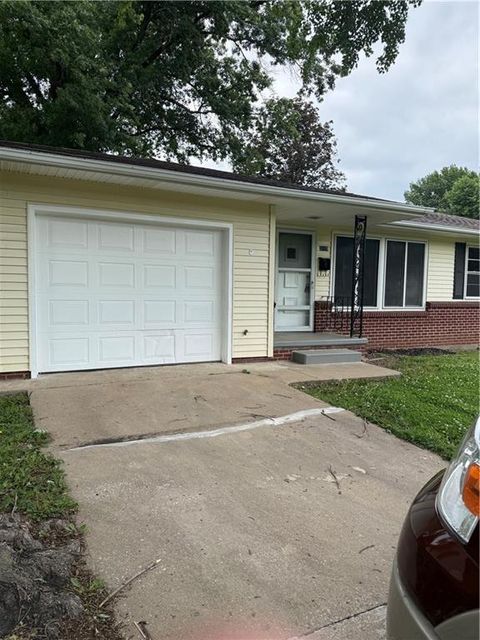 Photo of 3115 Doniphan Avenue, St Joseph, MO 64507 (MLS # 2622064)