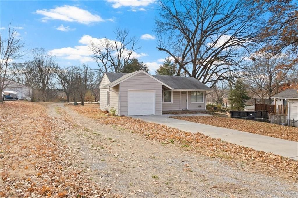 Photo of 225 E Whittier Street, Kansas City, MO 64119 (MLS # 2591984)