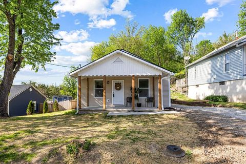 Photo of 1911 Oscar Street, St Joseph, MO 64505 (MLS # 2613938)