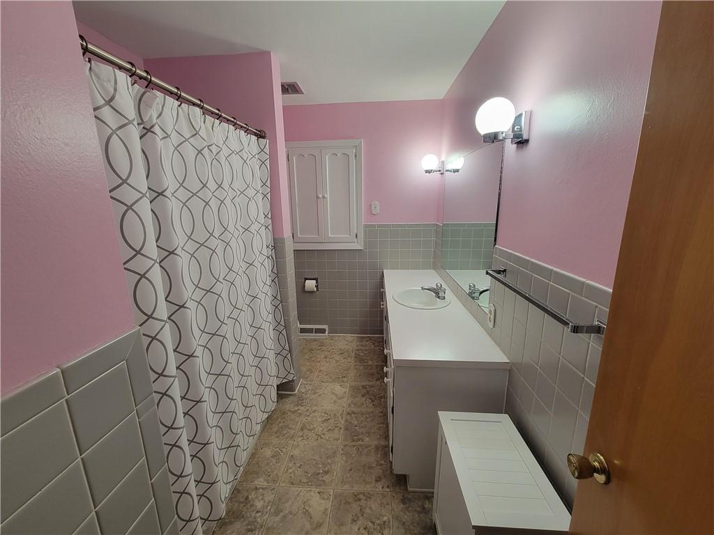 St Joseph, Missouri 64506, United States, 3 Bedrooms Bedrooms, ,2 BathroomsBathrooms,Residential,Pending,79889