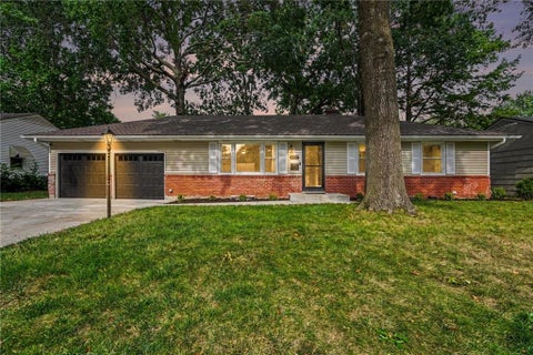 Photo of 4937 NE Gladstone Avenue, Kansas City, MO 64119 (MLS # 2638858)