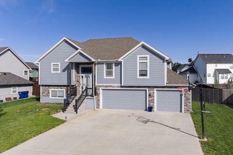 Photo of 928 N Oak Terrace, Tonganoxie, KS 66086 (MLS # 2621394)