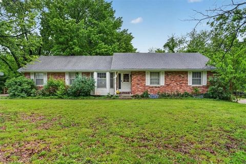 Photo of 413 SW SUNSET Drive, Lees Summit, MO 64081 (MLS # 2610672)