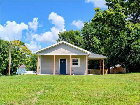 Photo of 307 N Camden Street, Richmond, MO 64085 (MLS # 2632041)