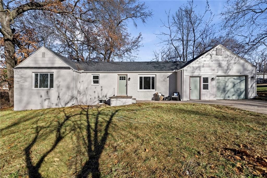 Photo of 16 NW 82nd Street, Kansas City, MO 64118 (MLS # 2592049)