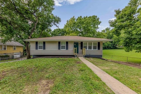 Photo of 8116 Wayne Avenue, Kansas City, MO 64131 (MLS # 2635032)