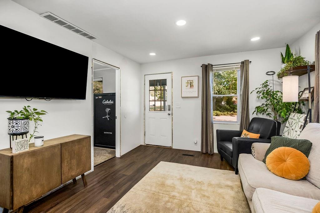 320 E 5th Street