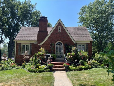 Photo of 904 Ashland Court, St Joseph, MO 64506 (MLS # 2638739)