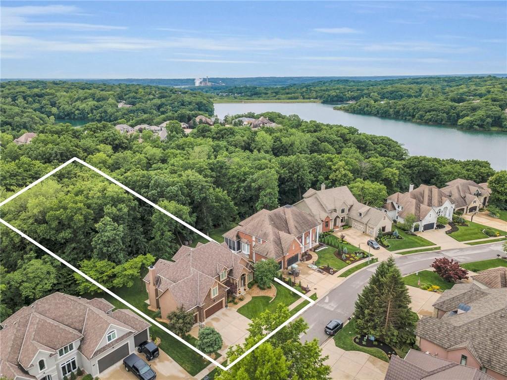 8129 Clearwater Point