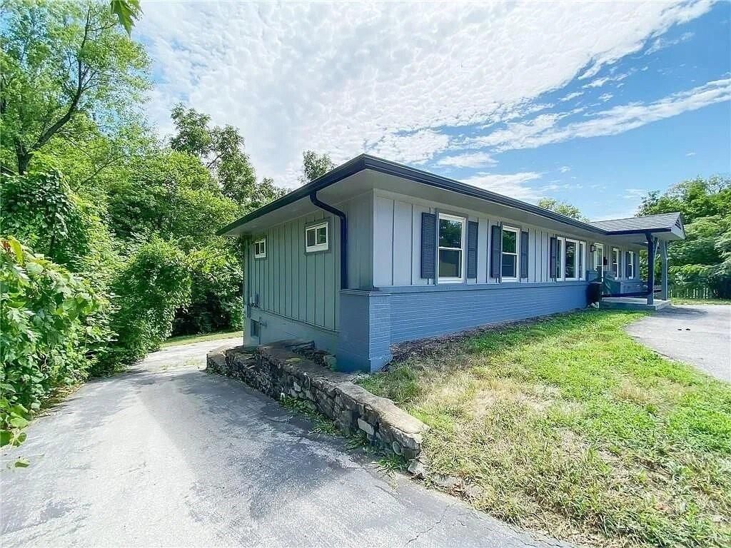 Photo of 8307 Holmes Road, Kansas City, MO 64131 (MLS # 2592110)