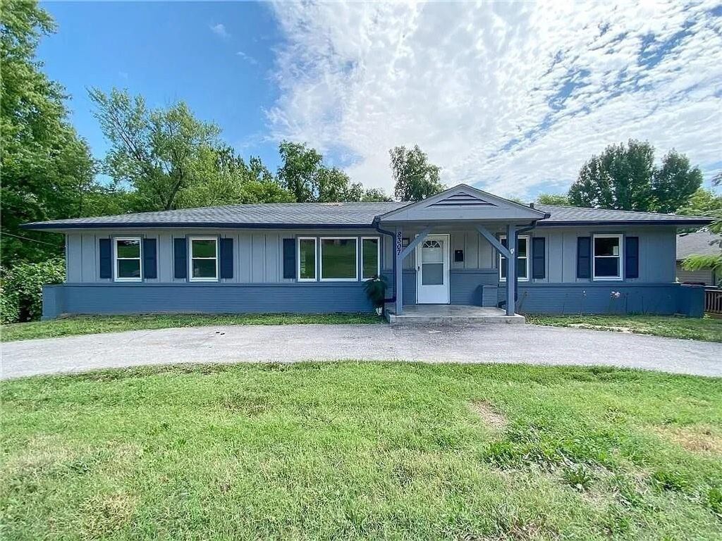 Photo of 8307 Holmes Road, Kansas City, MO 64131 (MLS # 2592110)