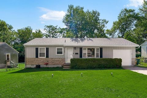 Photo of 7122 Maple Street, Overland Park, KS 66204 (MLS # 2625815)