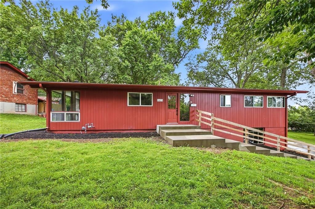 Photo of 8625 E 73rd Terrace, Kansas City, MO 64133 (MLS # 2626435)