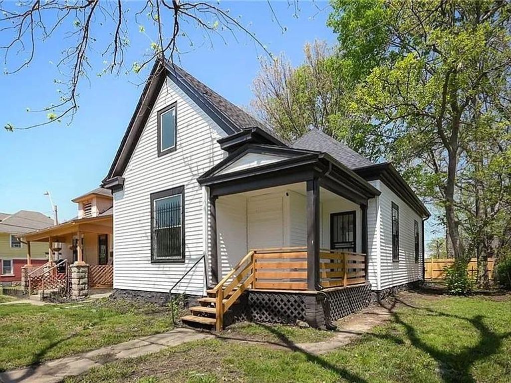 Photo of 3202 E 21st Street, Kansas City, MO 64127 (MLS # 2598760)