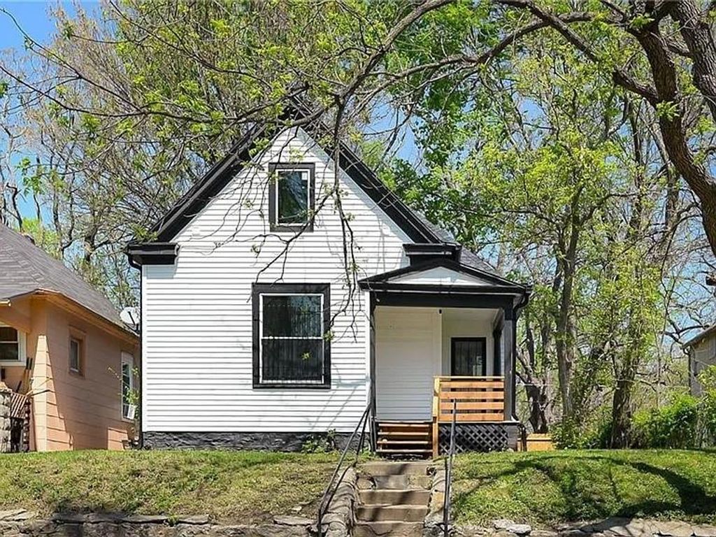 Photo of 3202 E 21st Street, Kansas City, MO 64127 (MLS # 2598760)