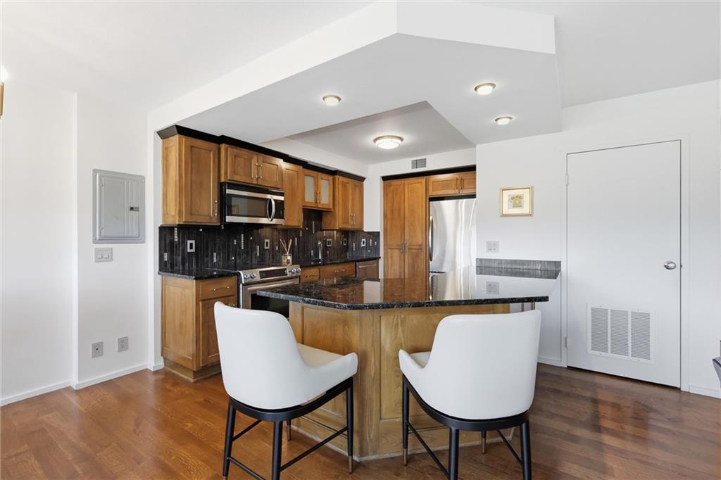 803 W 48th Street 605