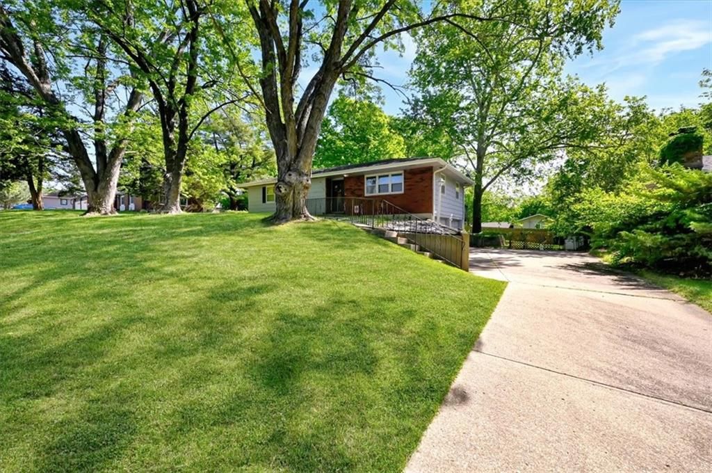 Photo of 509 Topeka Avenue, Leavenworth, KS 66048 (MLS # 2618510)
