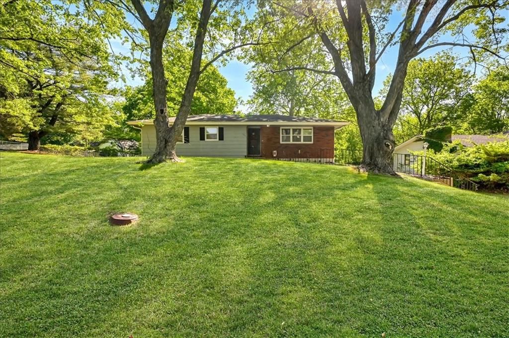 Photo of 509 Topeka Avenue, Leavenworth, KS 66048 (MLS # 2618510)