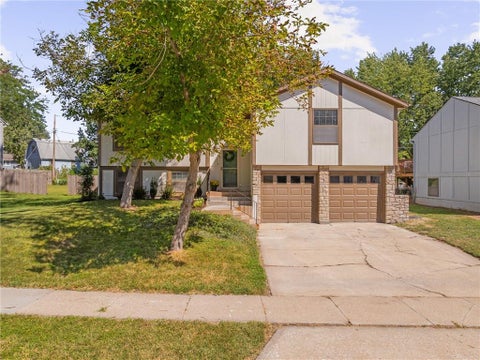 Photo of 2116 E Mohawk Drive, Olathe, KS 66062 (MLS # 2640513)