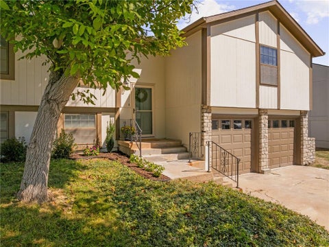 Photo of 2116 E Mohawk Drive, Olathe, KS 66062 (MLS # 2640513)