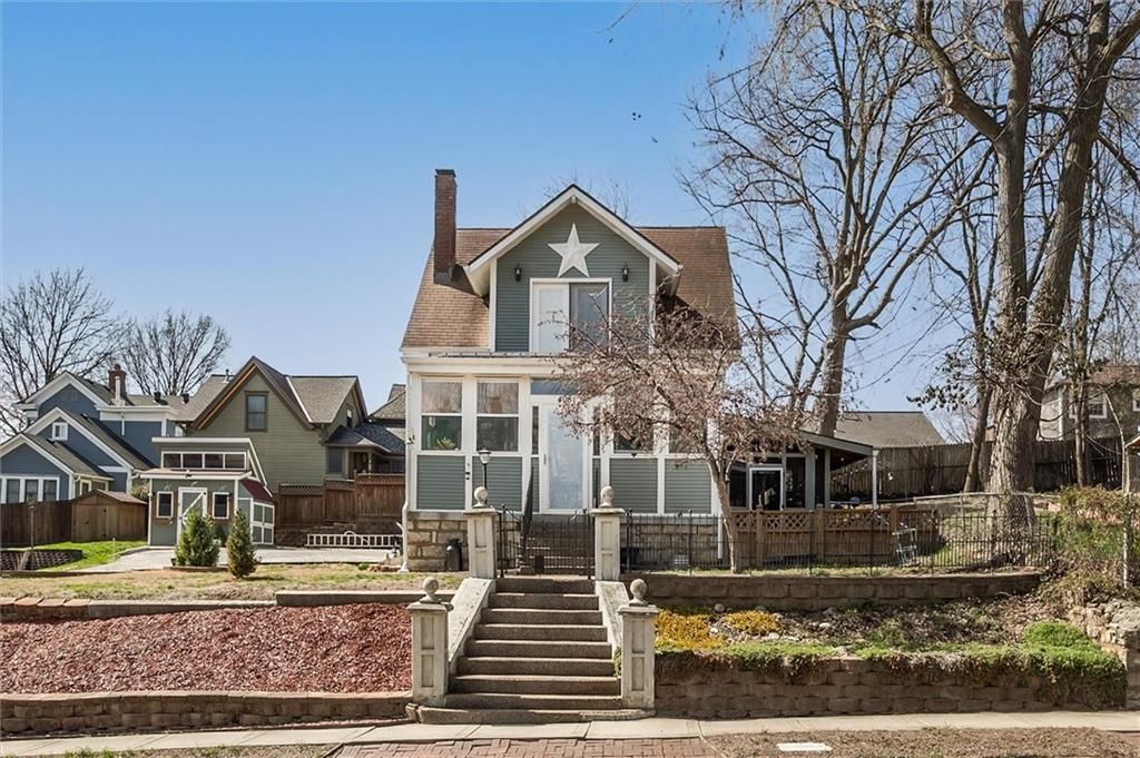 Photo of 408 N Lightburne Street, Liberty, MO 64068 (MLS # 2608148)