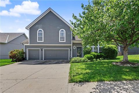 Photo of 17013 E 43rd Street S, Independence, MO 64055 (MLS # 2622149)