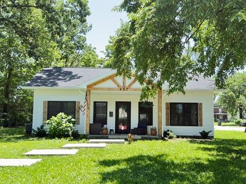 Photo of 427 W Walnut Street, Nevada, MO 64772 (MLS # 2625136)