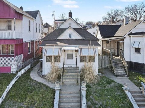 Photo of 2122 Summit Street, Kansas City, MO 64108 (MLS # 2608550)