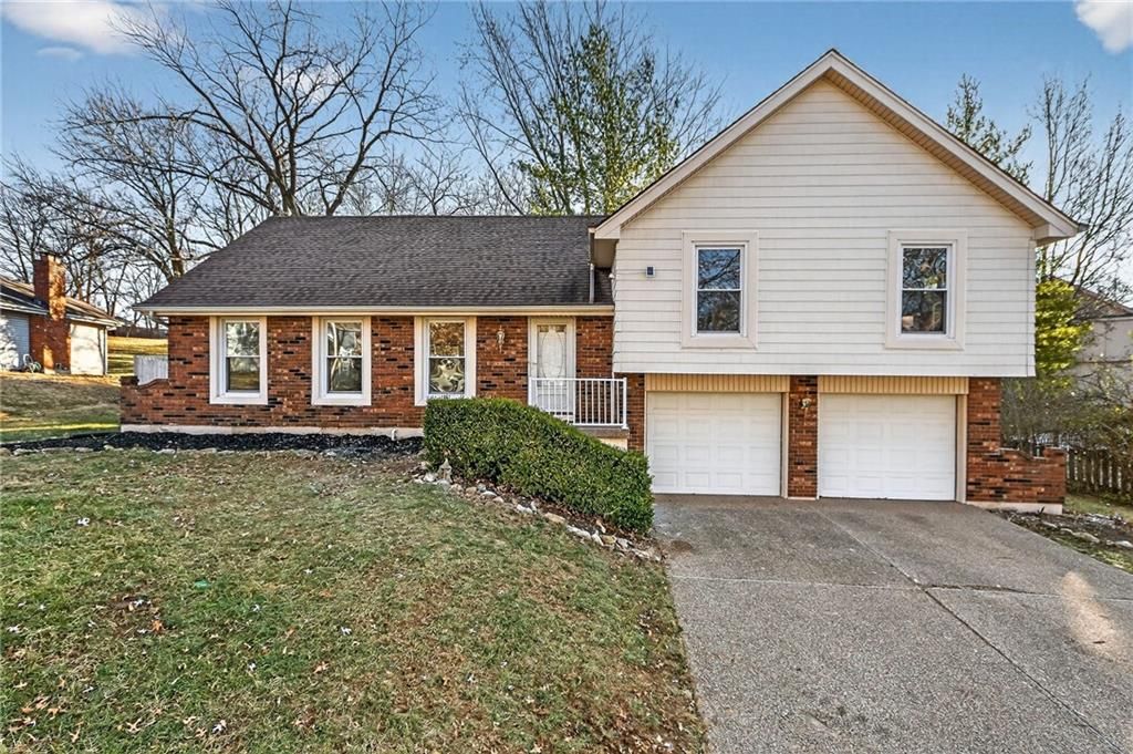 Photo of 7407 N Granby Avenue, Kansas City, MO 64151 (MLS # 2592319)