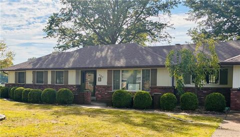 Photo of 727 N Leonard Street, Girard, KS 66743 (MLS # 2582530)
