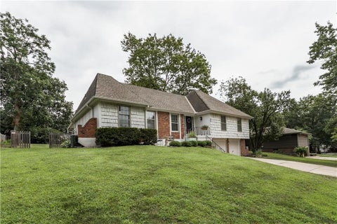 Photo of 522 E 129th Terrace, Kansas City, MO 64145 (MLS # 2635927)
