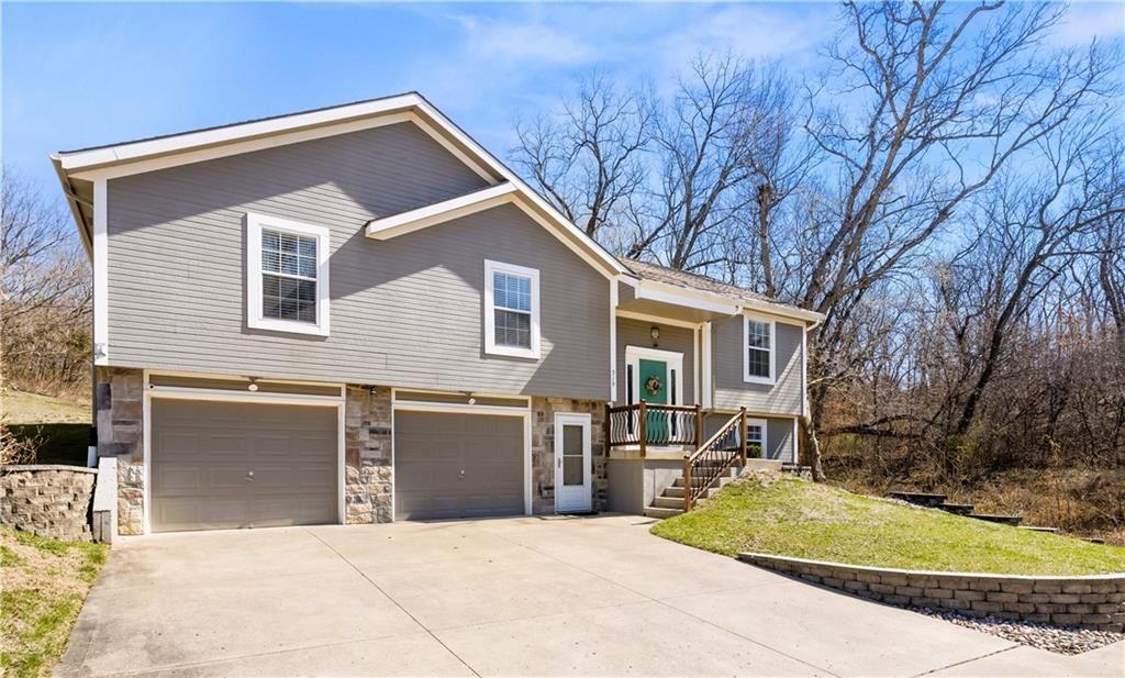 Photo of 519 Kindred Drive, Smithville, MO 64089 (MLS # 2608456)