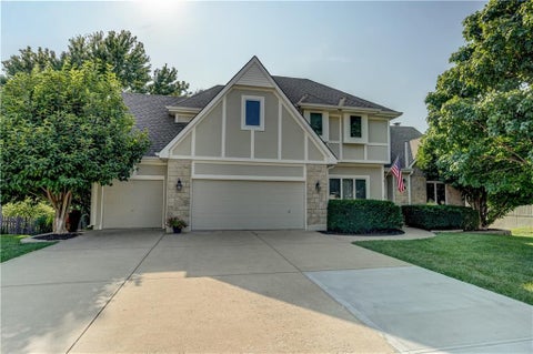 Photo of 512 Canterbury Lane, Lees Summit, MO 64063 (MLS # 2631058)