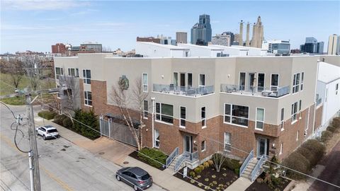 Photo of 1605 Summit Street, Kansas City, MO 64108 (MLS # 2612102)