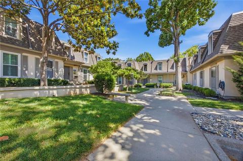 Photo of 10704 Glenwood Street #E, Overland Park, KS 66211 (MLS # 2629314)