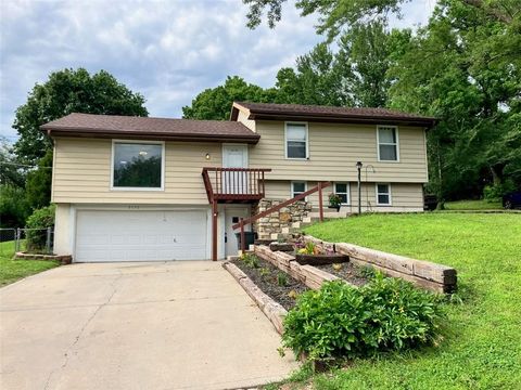 Photo of 8136 Berger Avenue, Kansas City, KS 66111 (MLS # 2627933)