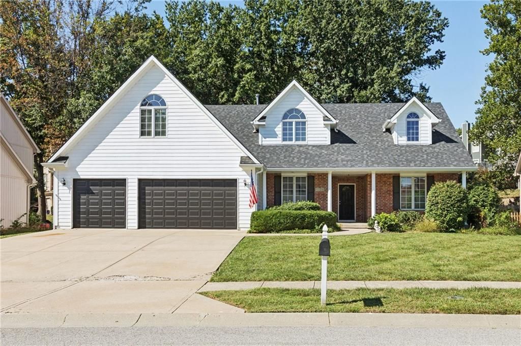 Photo of 1024 Redwood Lane, Liberty, MO 64068 (MLS # 2574039)