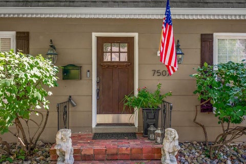 Photo of 7507 Walnut Street, Kansas City, MO 64114 (MLS # 2643085)