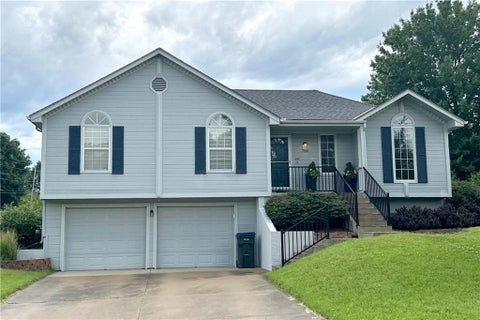 Photo of 700 NE Hunters Ridge, Lees Summit, MO 64086 (MLS # 2625040)