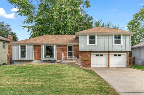 Photo of 8904 W 95th Terrace, Overland Park, KS 66212 (MLS # 2647566)