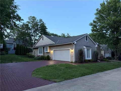 Photo of 4 W 127th Street, Kansas City, MO 64145 (MLS # 2628473)