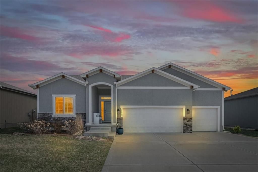 Photo of 10715 N Fisk Avenue, Kansas City, MO 64154 (MLS # 2605137)