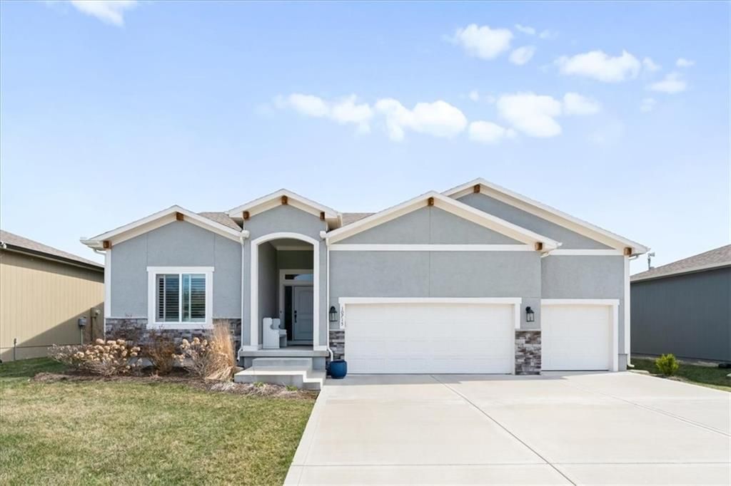 Photo of 10715 N Fisk Avenue, Kansas City, MO 64154 (MLS # 2605137)